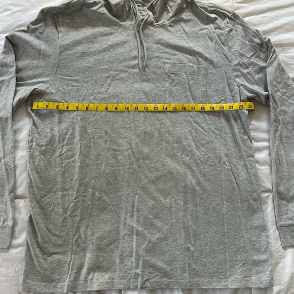 Men’s Vineyard Vines T-Shirt Hoodie - Picture 4 of 6